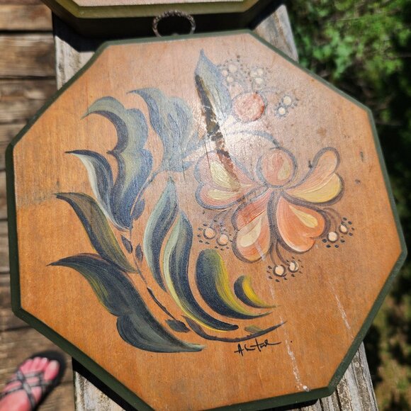 Vintage 3 Hand-Painted Octagonal Wooden Wall Plaques With Floral Designs Signed - Picture 8 of 13